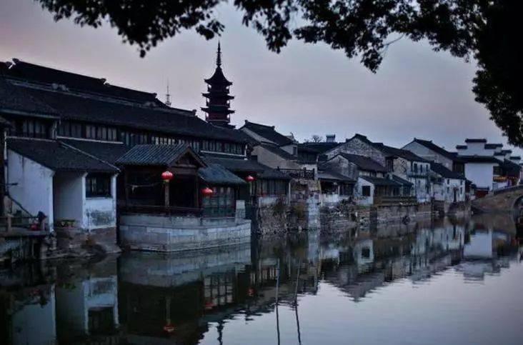 南京一小区被擅挖大深坑 相关部门紧急叫停